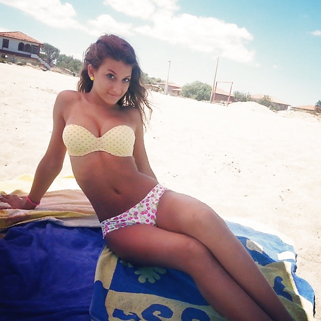 Kiara P. Jeune Plantureuse Italienne Sexy Bikini jeune #31392471