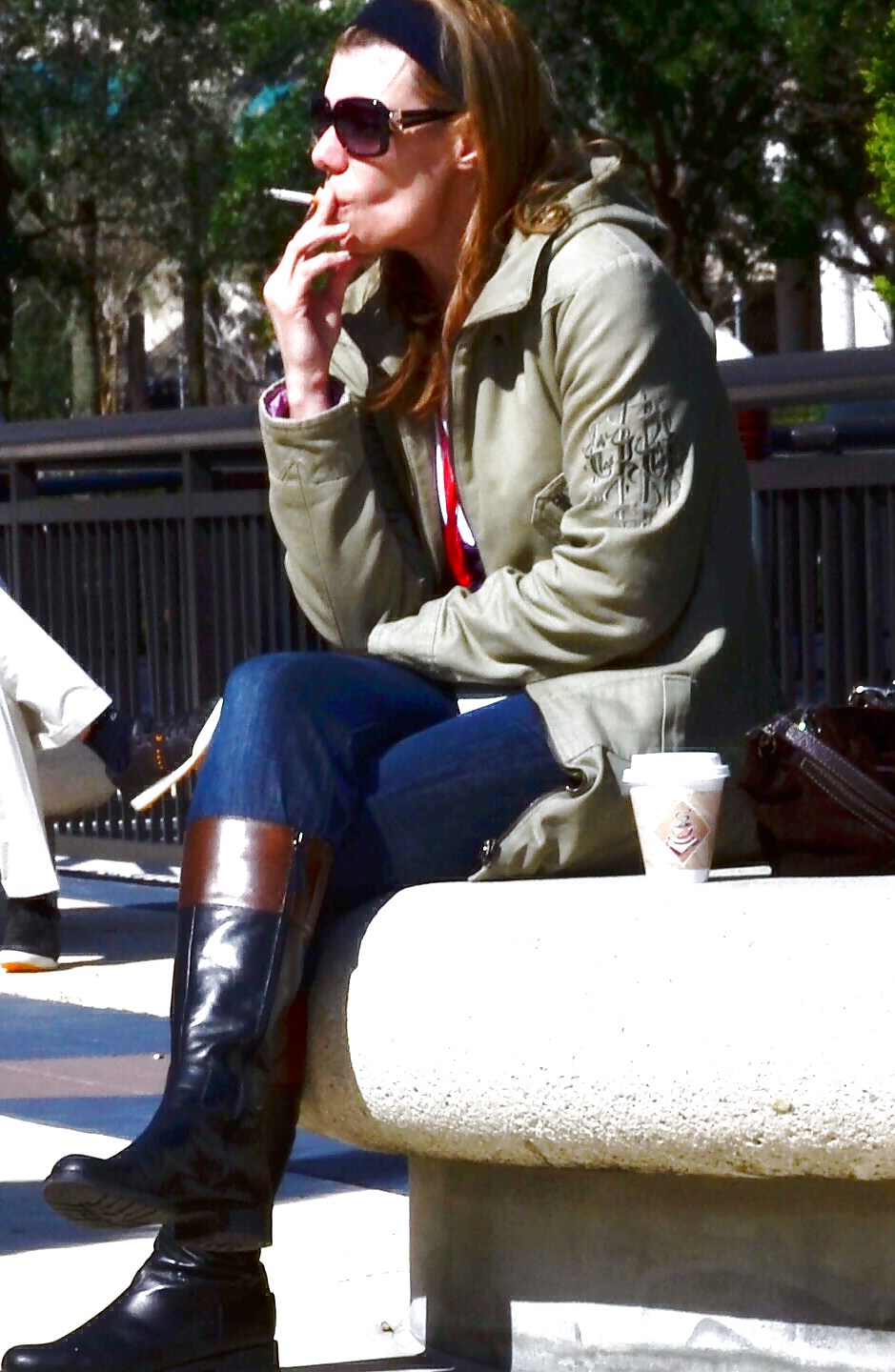 Mujeres sexys fumando
 #25707462