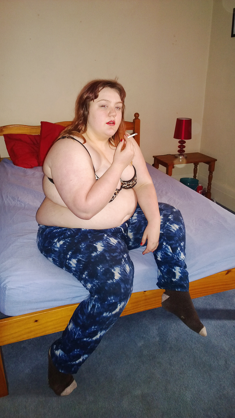 Tim Tess 24 毛深い黒人女性, ベッド, オーガズムコントロールとタバコ
 #34601219