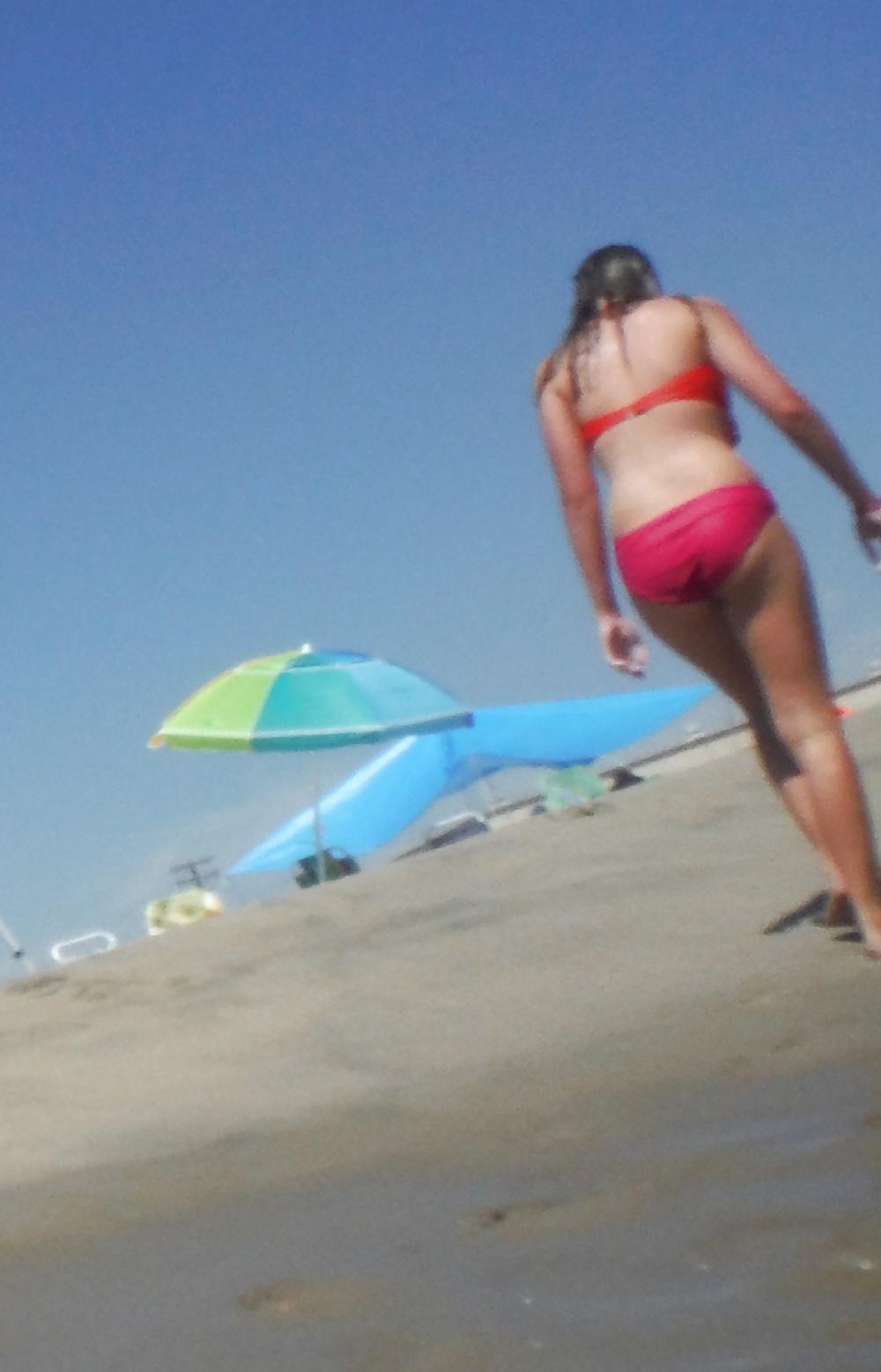 Culi e chiappe giovani in spiaggia in bikini 
 #29073885