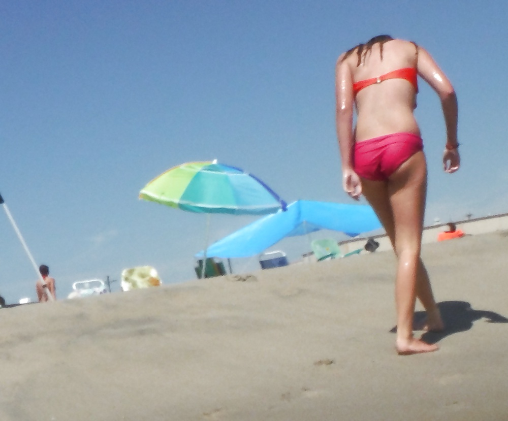 Culi e chiappe giovani in spiaggia in bikini 
 #29073890