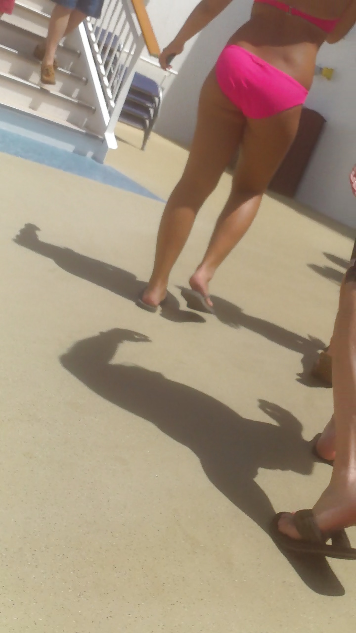 Culi e chiappe giovani in spiaggia in bikini 
 #29073929