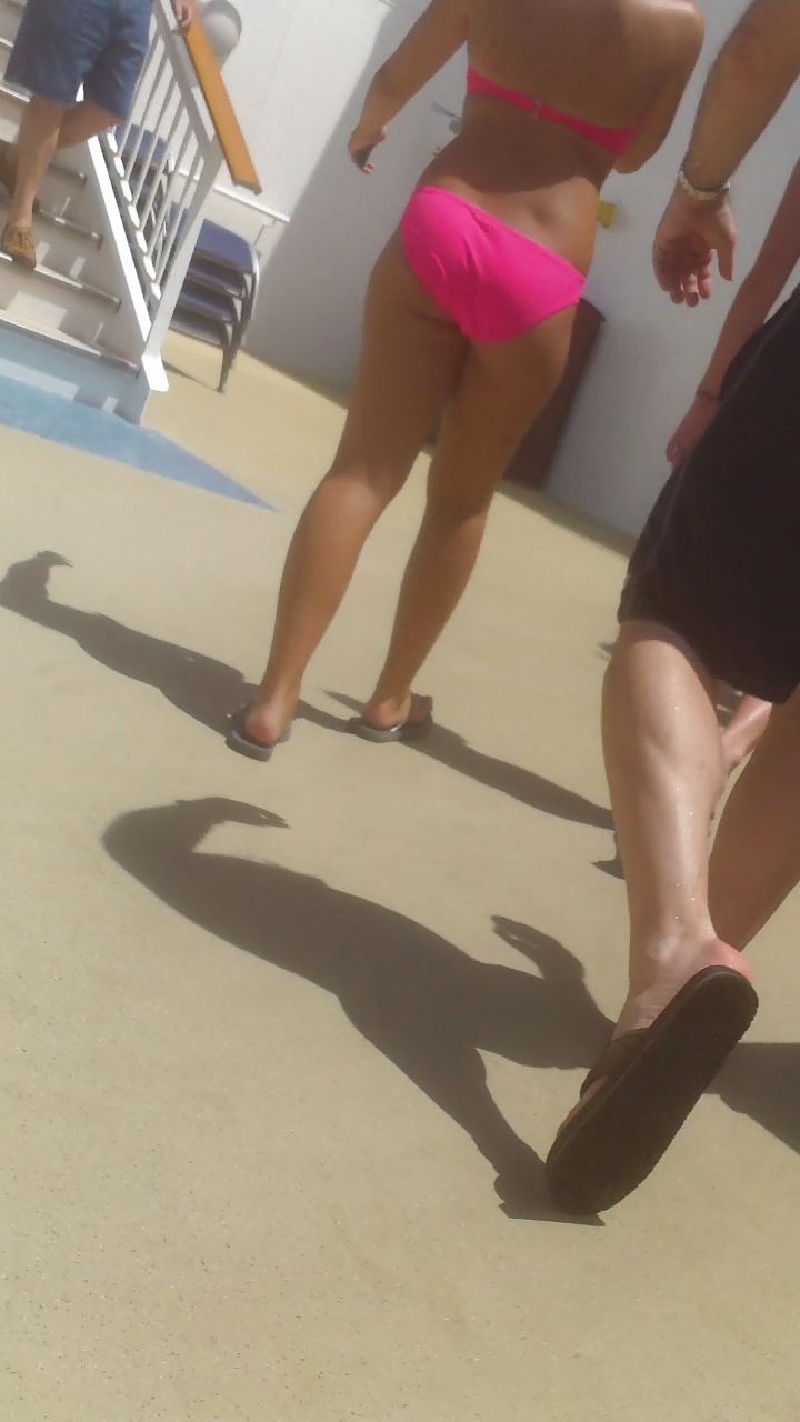 Culi e chiappe giovani in spiaggia in bikini 
 #29073953