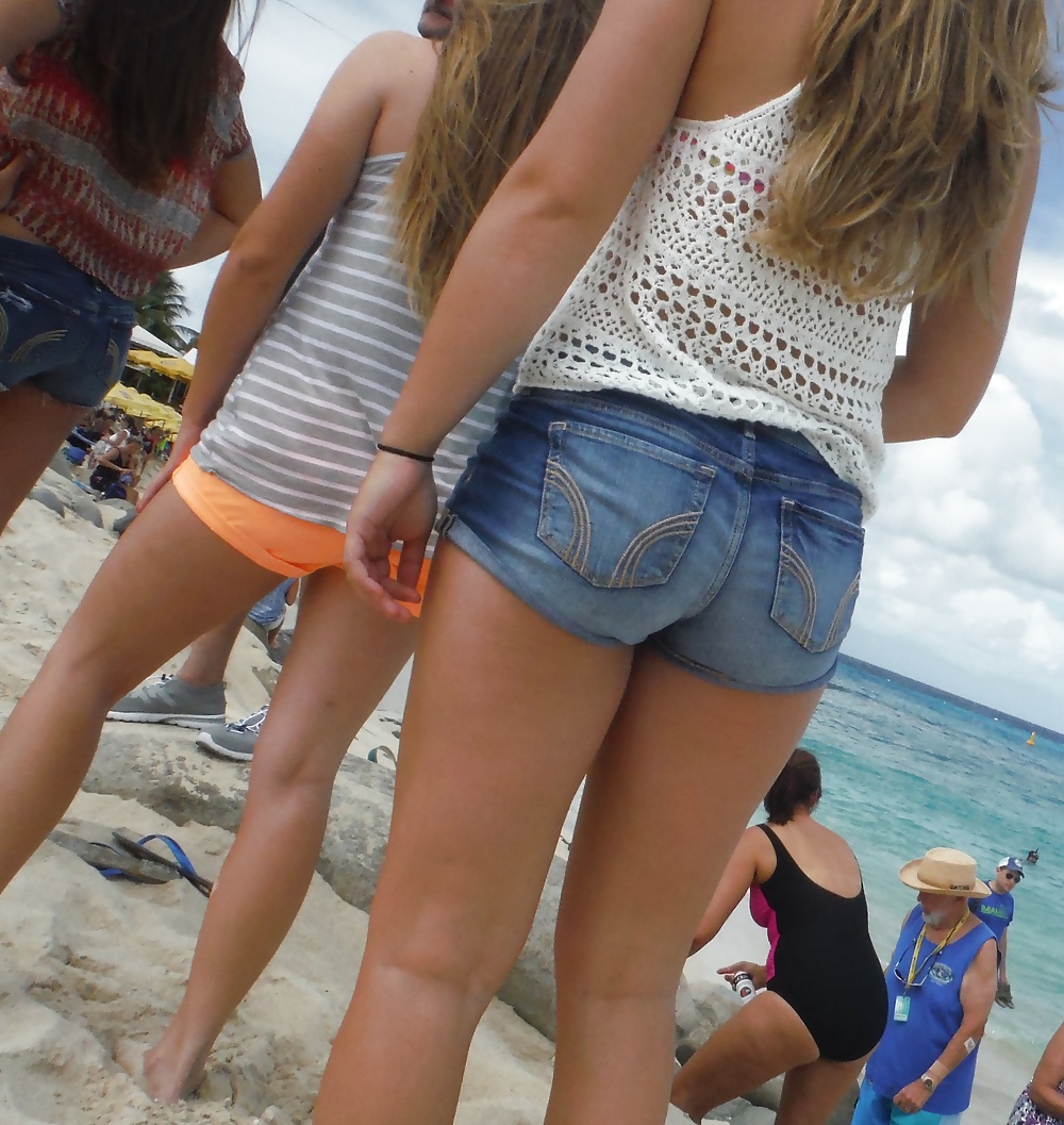 Culi e chiappe giovani in spiaggia in bikini 
 #29074210