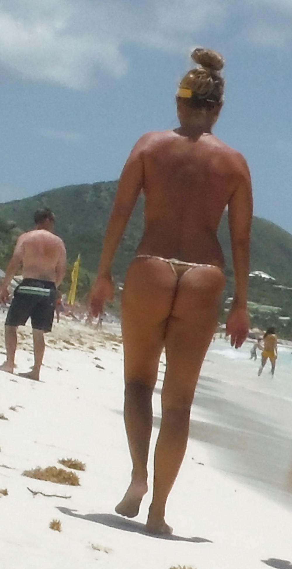 Culi e chiappe giovani in spiaggia in bikini 
 #29074394