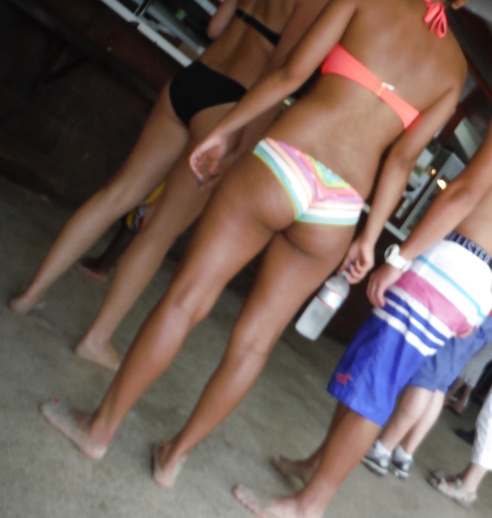 Culi e chiappe giovani in spiaggia in bikini 
 #29074657