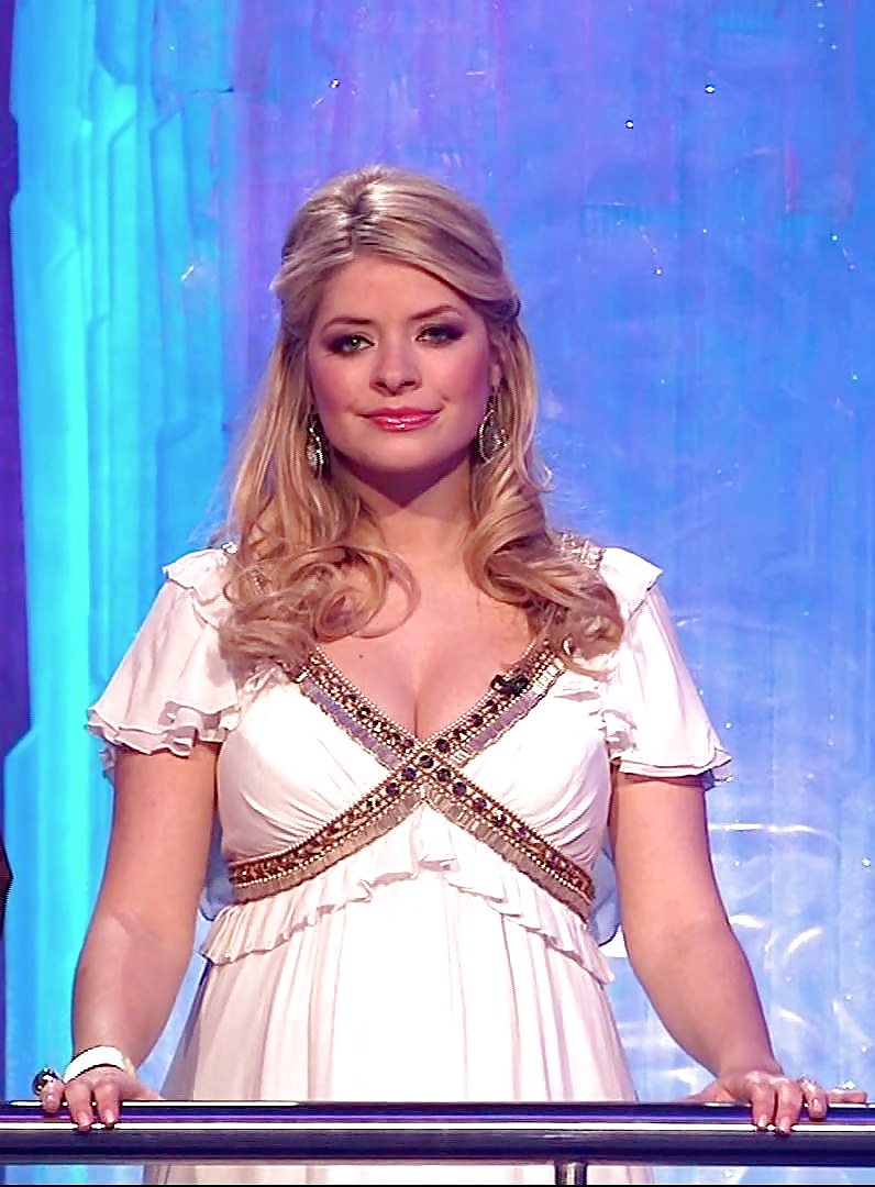 Holly Willoughby AMAZING Cleavage Pictures #26864575