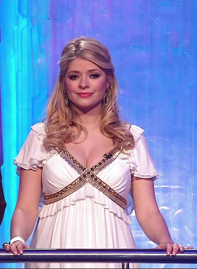 Holly Willoughby AMAZING Cleavage Pictures #26864581