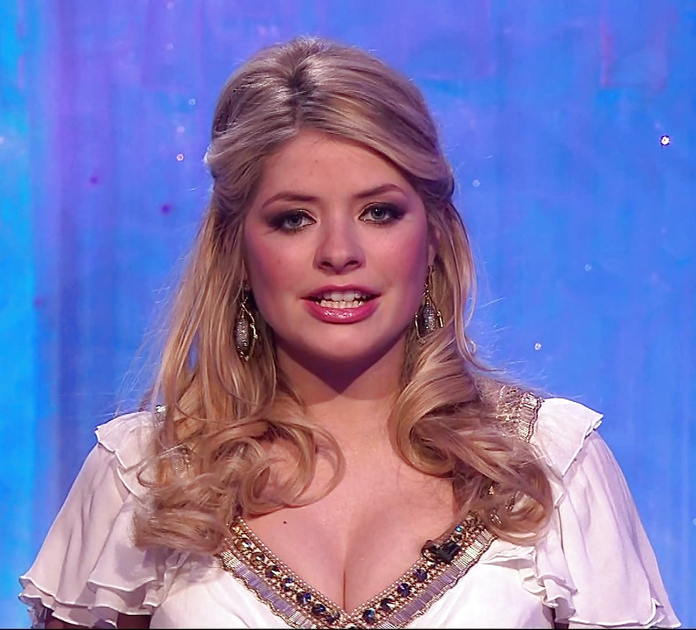 Holly Willoughby AMAZING Cleavage Pictures #26864596