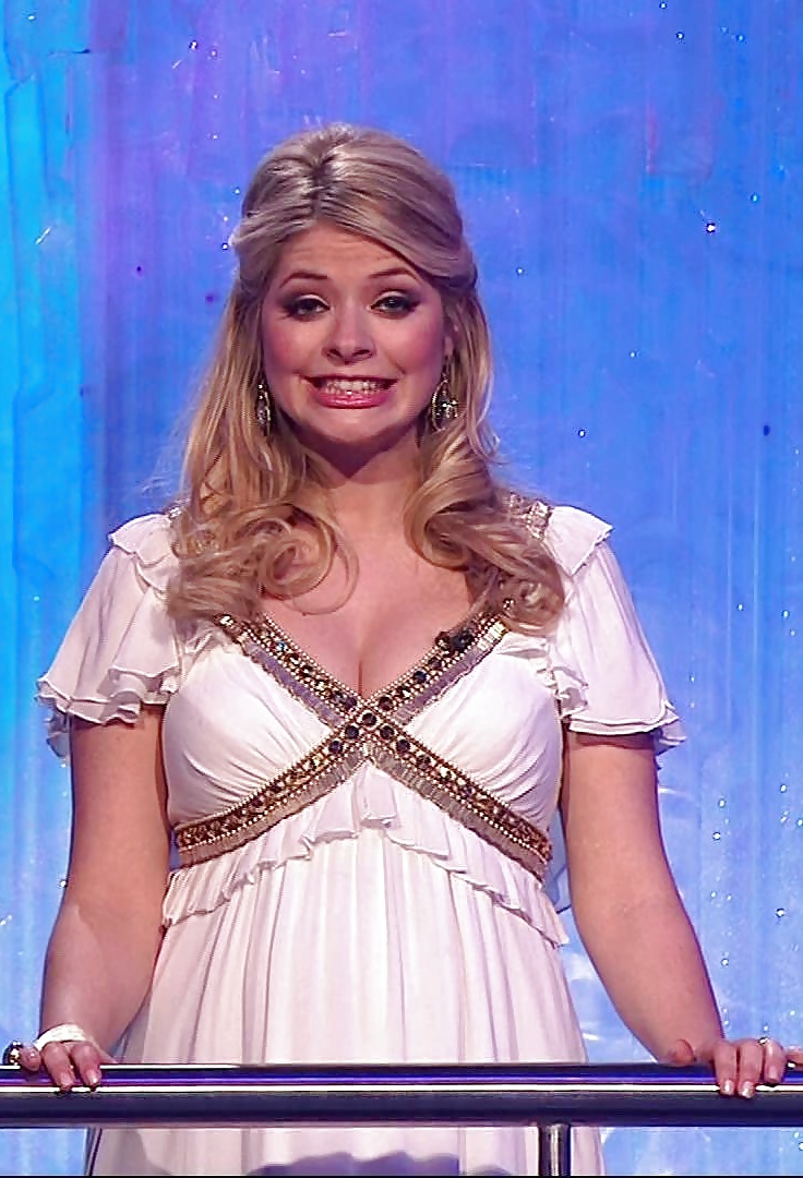 Holly Willoughby AMAZING Cleavage Pictures #26864609