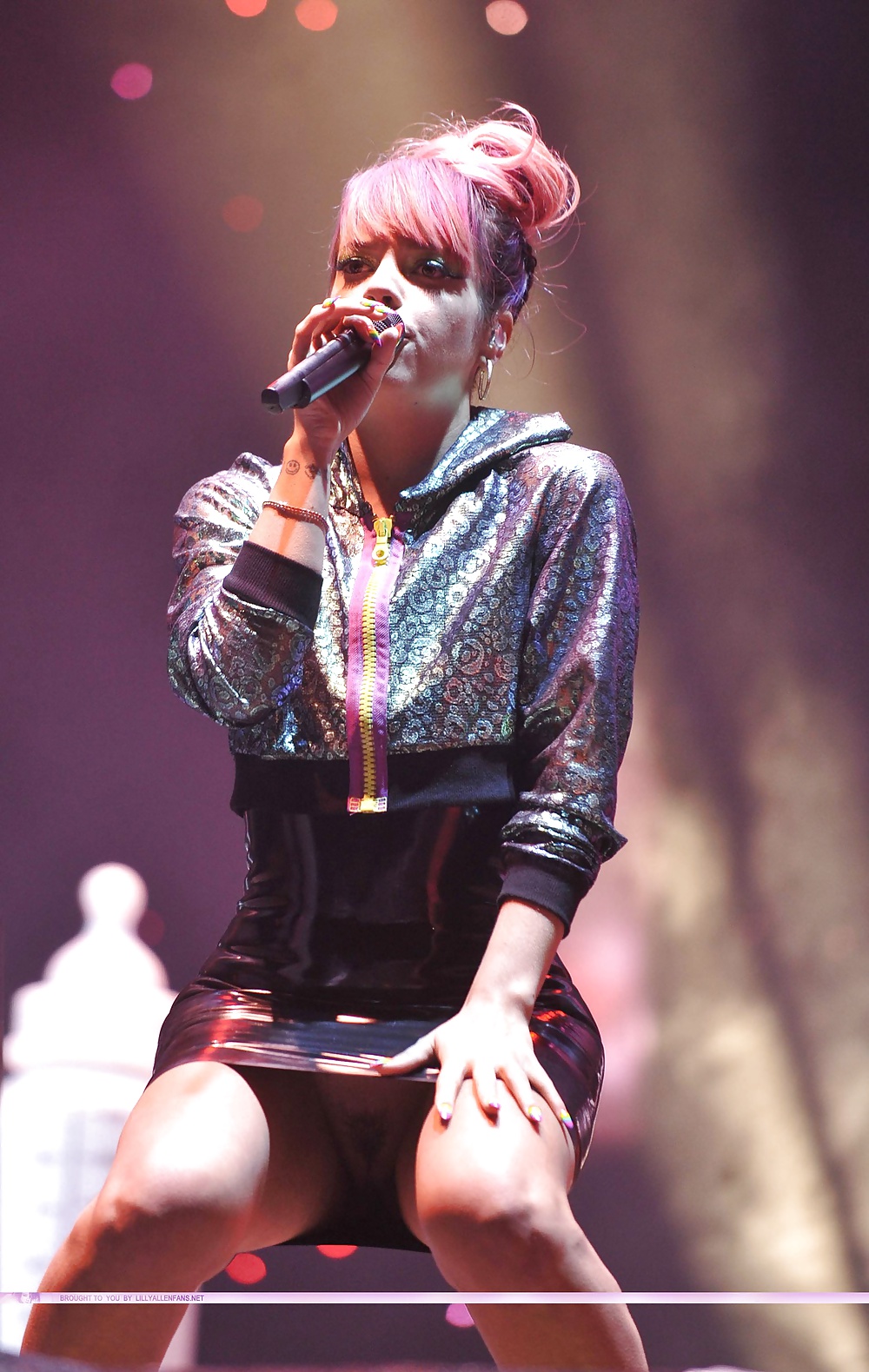 Lily Allen PUSSY UPSKIRT on Stage #27393985