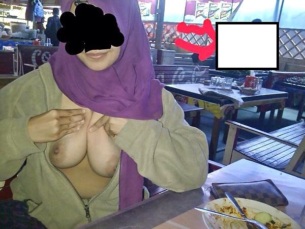 Indonesia- jilbab pamer susu di warung
 #40079394