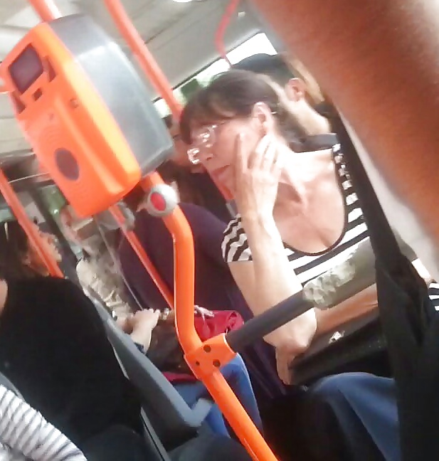 ローマのバスの中の老いも若きもセクシーな女性たち
 #40132984