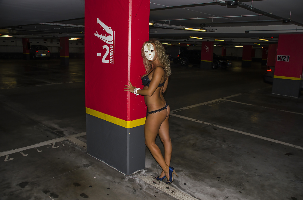 Lollyx flashing in underground parking lot