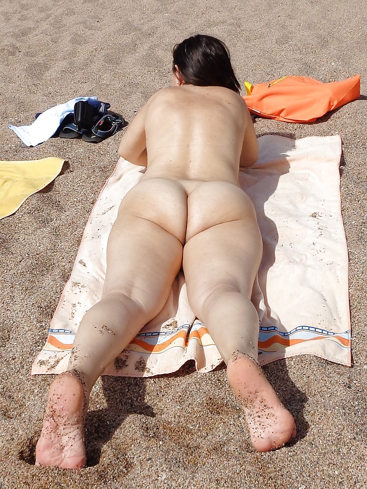 Tomando el sol en la playa desnuda
 #29366952