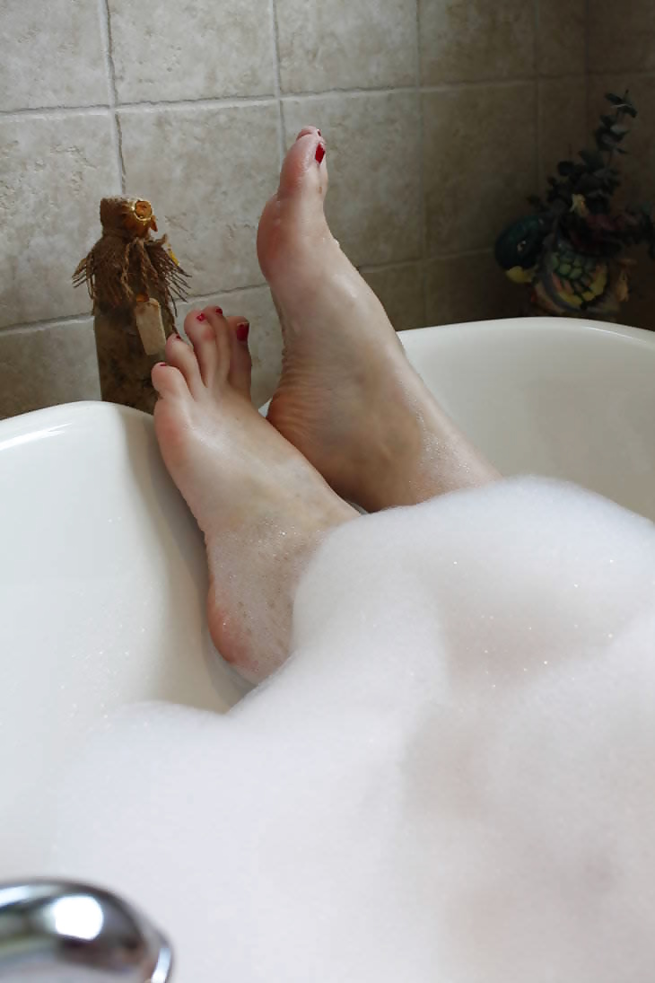 Redhead barefooter #24582258