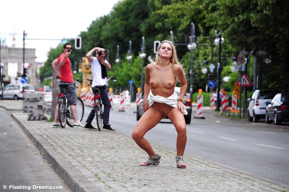 Desnudo público en Berlín 6
 #40083076