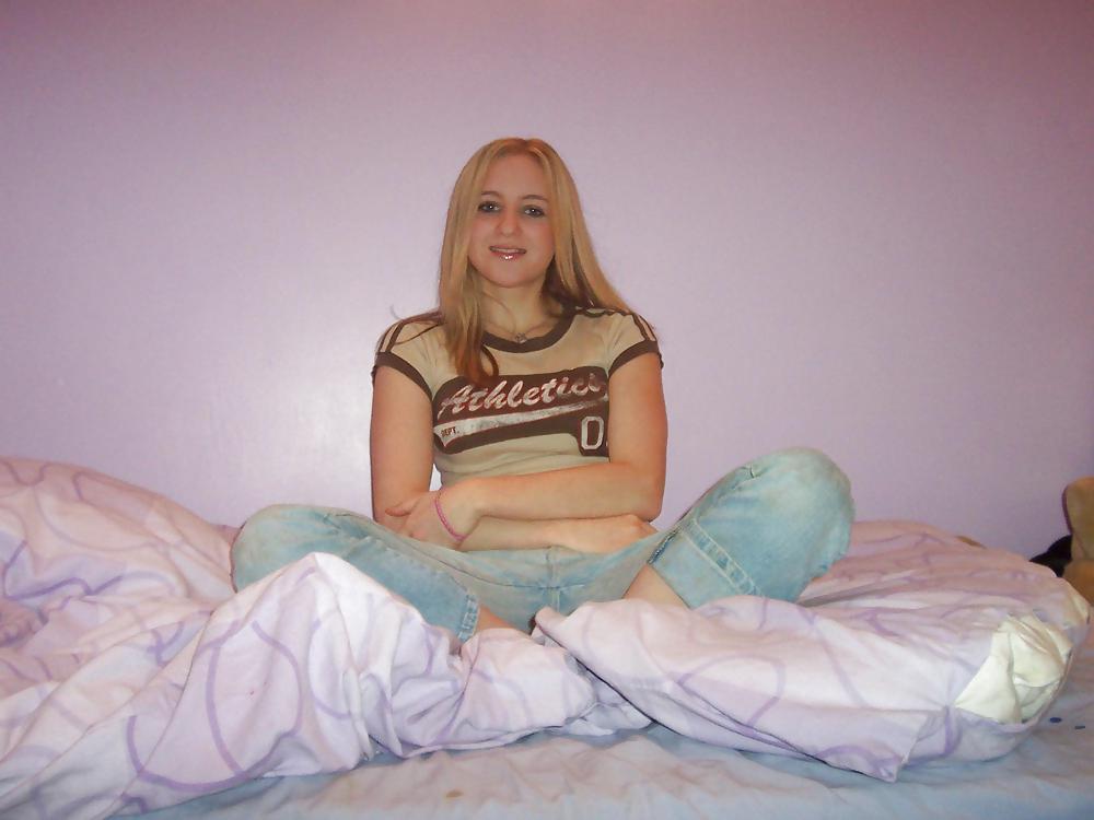 Bionda teenager amatoriale in camera da letto
 #23033829