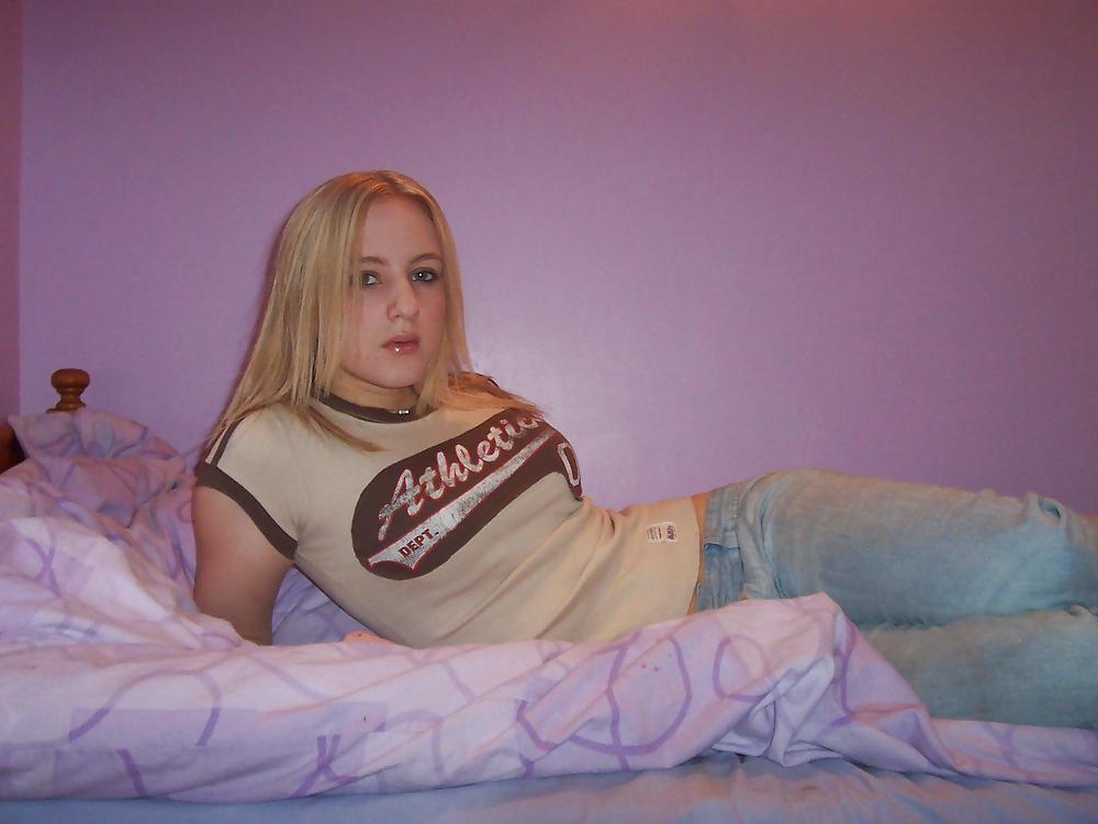 Bionda teenager amatoriale in camera da letto
 #23033904