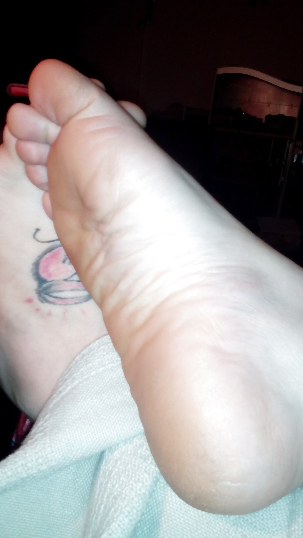 Dedos de los pies rojos y suelas suaves como la seda
 #40374259