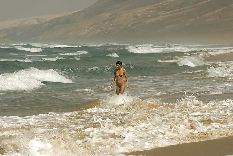 Ann in spiaggia
 #31856362