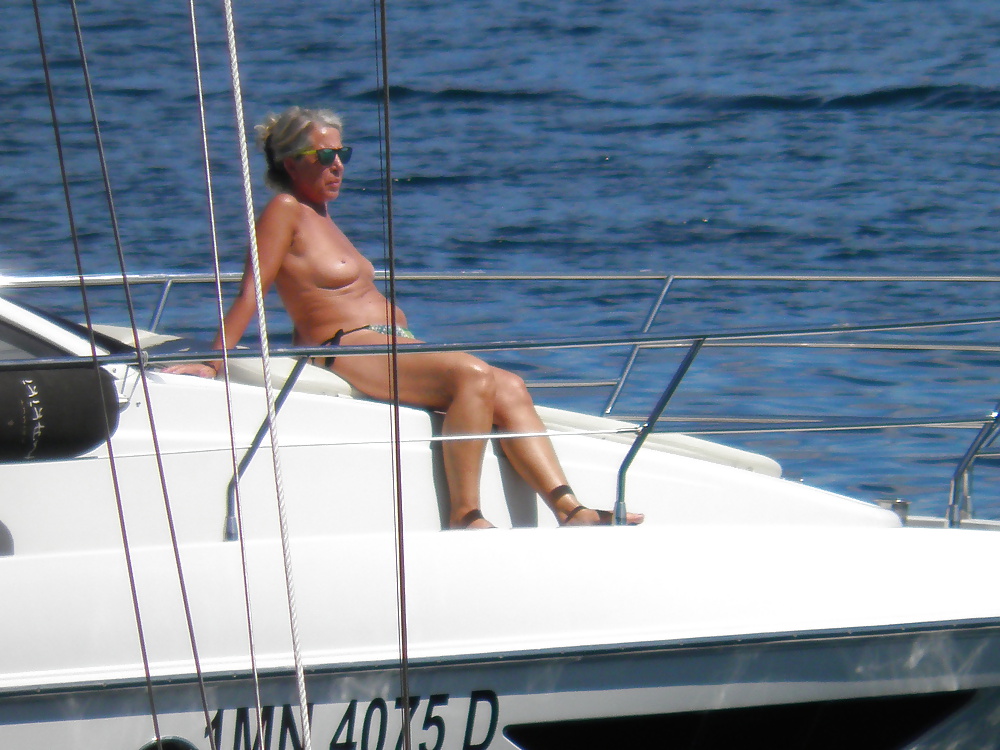 Nonna italiana in topless sulla barca
 #33142579