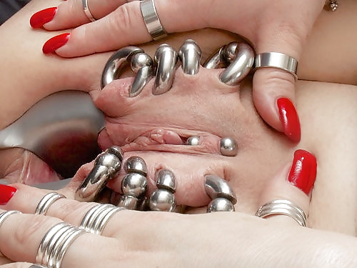 Pesanti fighe piene di piercing
 #29056120