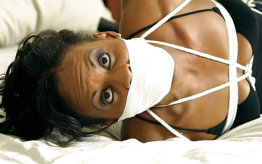 Très Sexy Femme Noire Hogtied Et Bâillonné #24928463