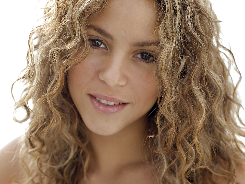 Shakira Ultimate (CCM) #28677032