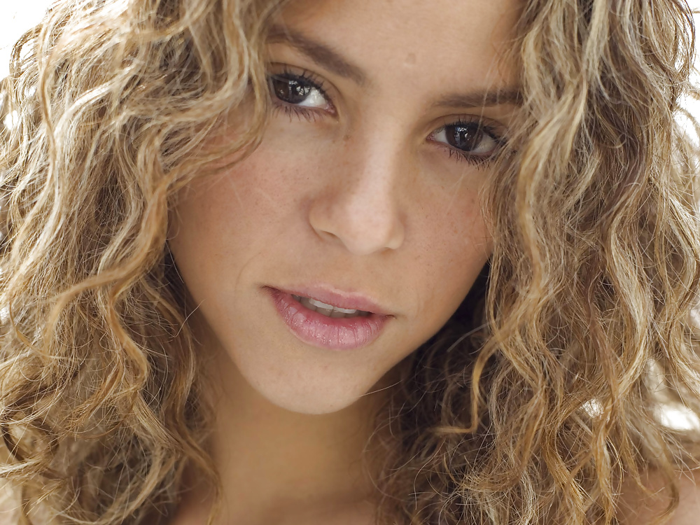 Shakira Ultimate (CCM) #28677052