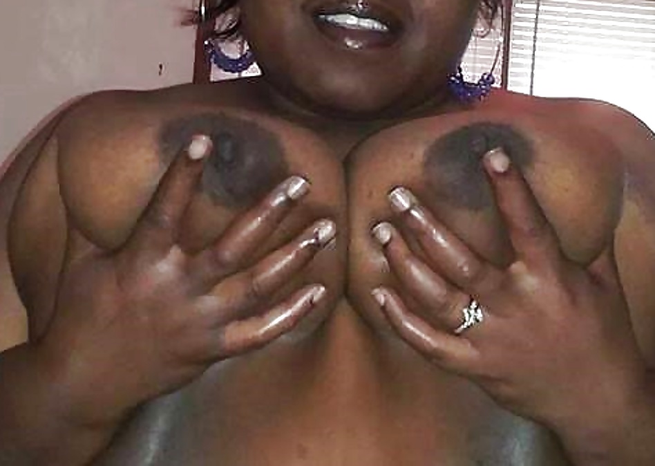 Areolas negras grandes parte 37
 #41015906