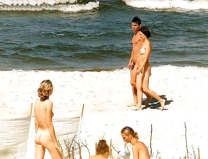 Chicas, playa y fotos nudistas naturistas.
 #41089061