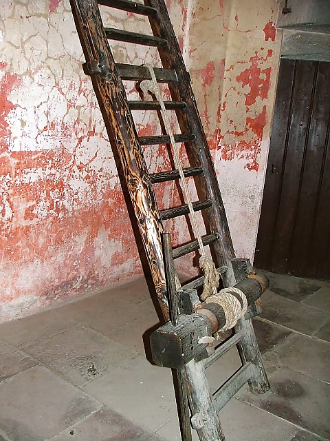 Streckbank, Die Mittelalterliche Rack- Folter #27760270