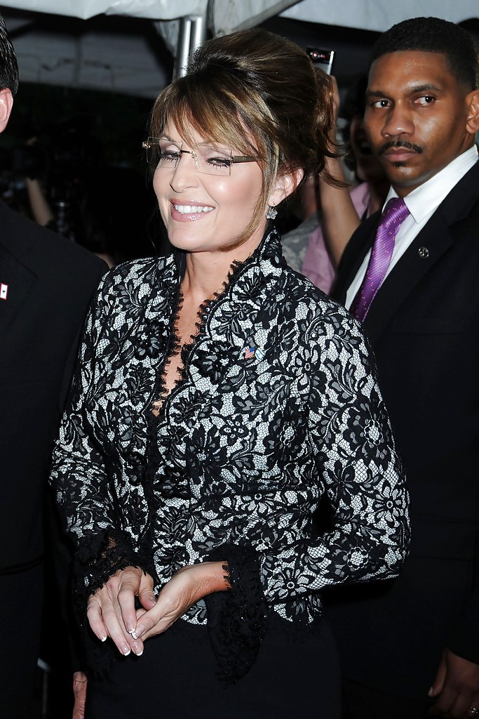 I wanna rip Sarah Palins Costume off