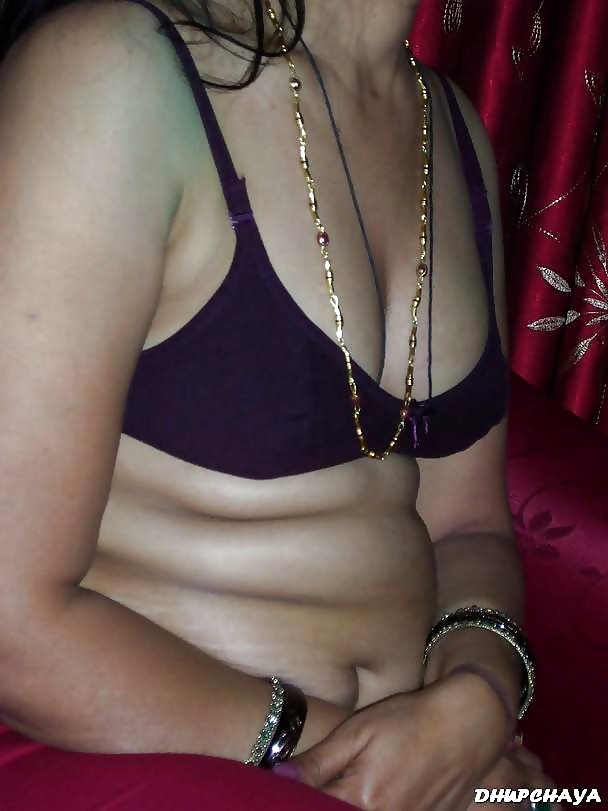 Hot Desi Sexy Bhabhi Pose Und Necken #24179847