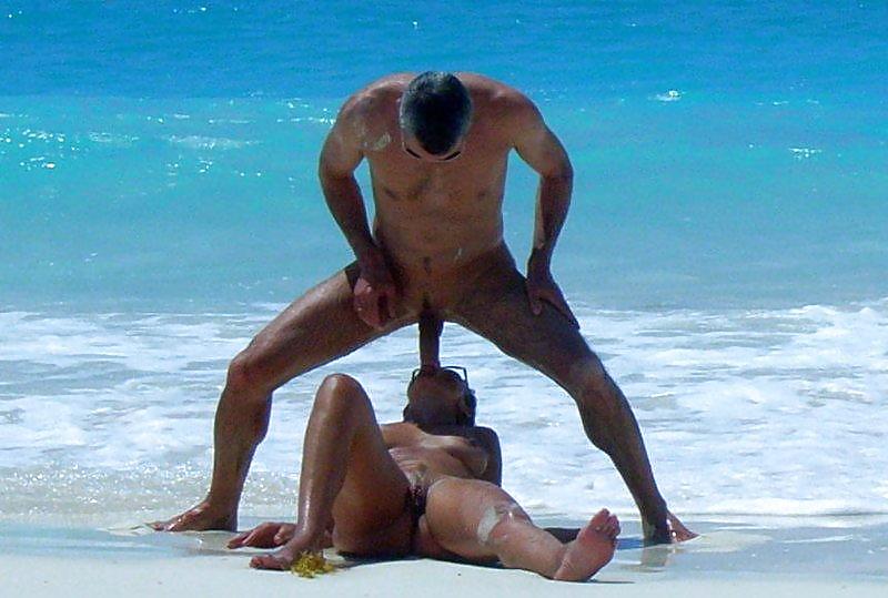 Mezcla de sexo en la playa 8
 #35142989