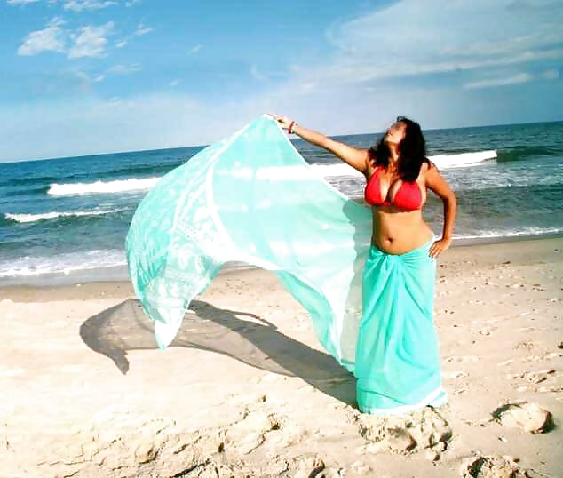 Ragazza indiana che mostra le sue grandi tette sulla spiaggia
 #39833426