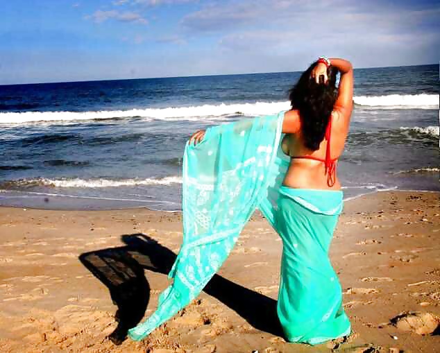 Chica india mostrando sus grandes tetas en la playa
 #39833434