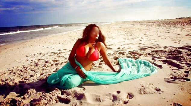 Chica india mostrando sus grandes tetas en la playa
 #39833448