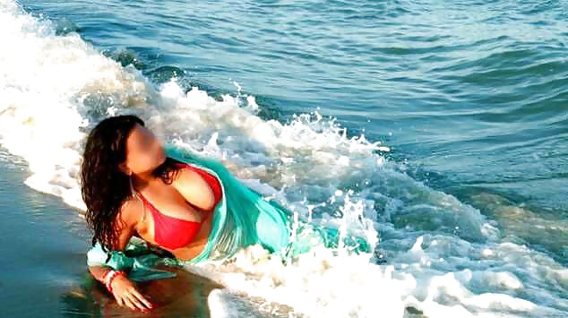 Ragazza indiana che mostra le sue grandi tette sulla spiaggia
 #39833455