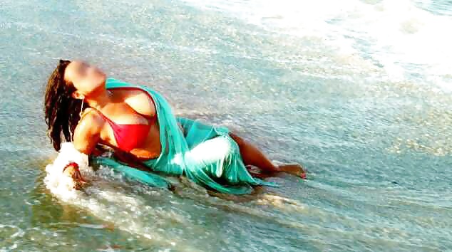 Fille Indienne Montrant Ses Gros Seins Sur La Plage #39833464