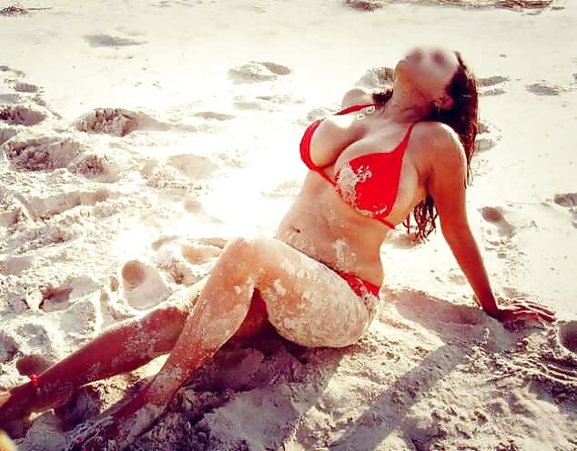 Indisches Mädchen Ihre Großen Brüste Auf Strand Zeigt #39833489