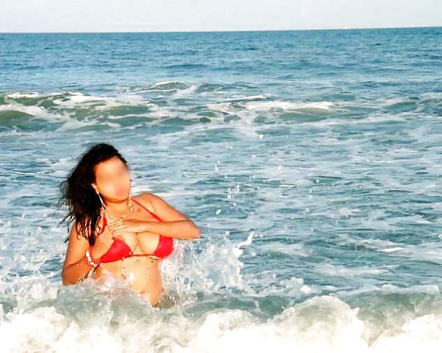 Ragazza indiana che mostra le sue grandi tette sulla spiaggia
 #39833506