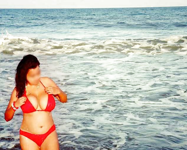 インドの女の子がビーチで大きな胸を見せる
 #39833511