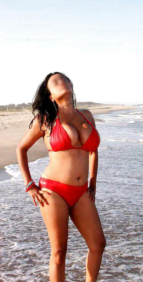 Chica india mostrando sus grandes tetas en la playa
 #39833516