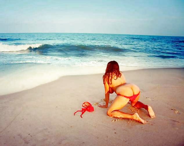 Ragazza indiana che mostra le sue grandi tette sulla spiaggia
 #39833532
