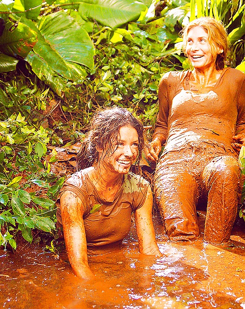 ELIZABETH MITCHELL&EVANGELINE LILLY #23109009