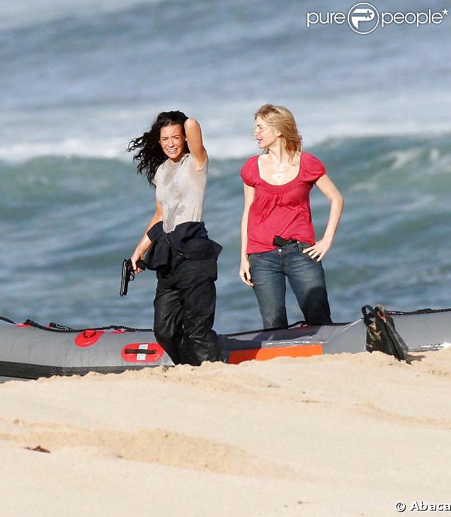 ELIZABETH MITCHELL&EVANGELINE LILLY #23109031