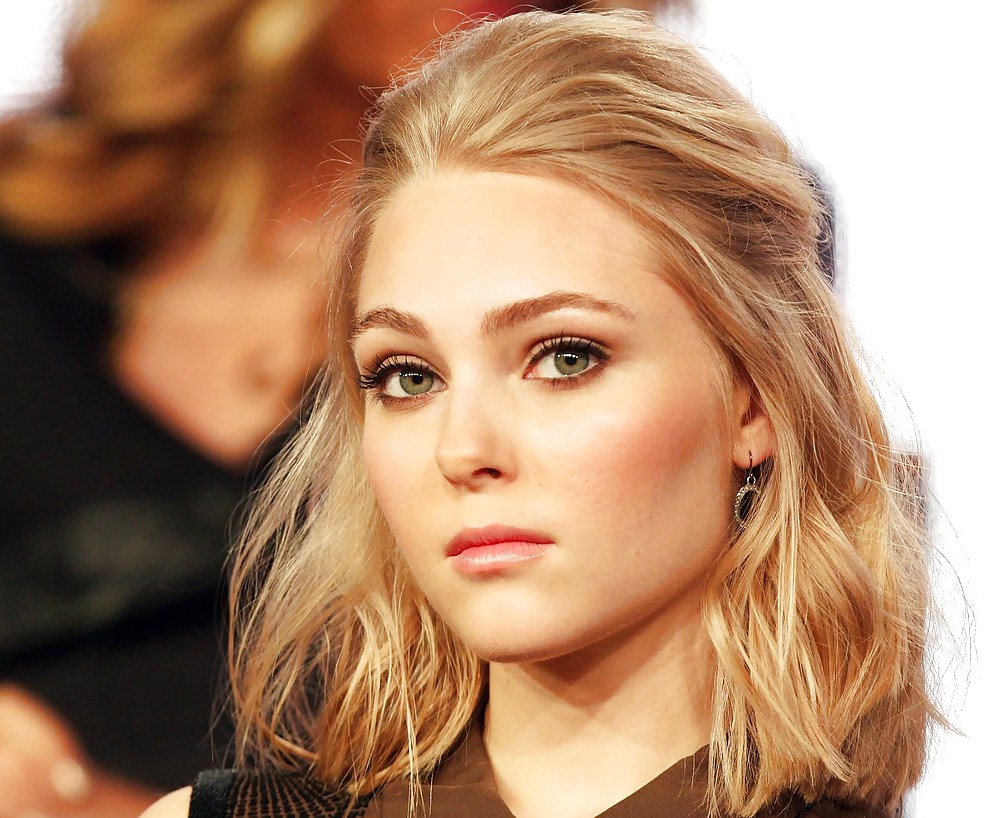 AnnaSophia Robb vs. Dakota Fanning #23397901