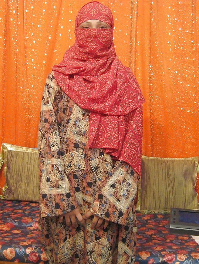Les Femmes Indiennes Avec Des Spectacles Hijab Chatte Et Jouets #37306592